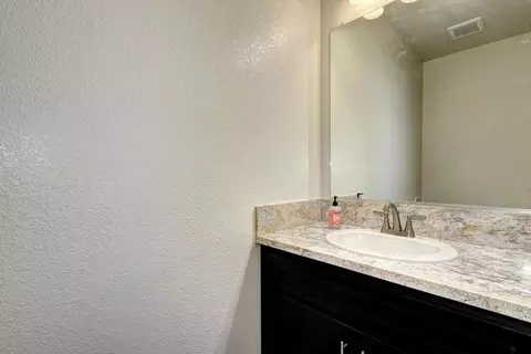 Bath - 1165 Nicklaus Rd, Galt, CA 95632 photo 4 of 5
