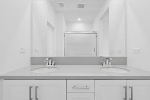 Bath - 16063 W Preserve Loop, Chino, CA 91708 photo 2 of 5