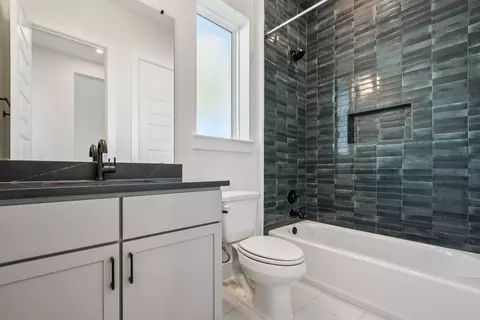 Bath - 122 Alvin Dr, Buda, TX 78610 photo 5 of 8