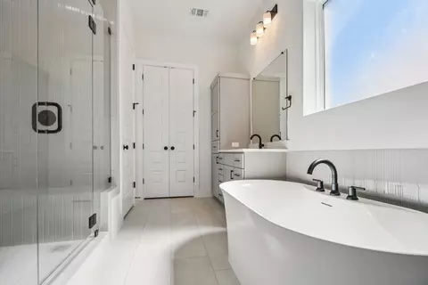 Bath - 122 Alvin Dr, Buda, TX 78610 photo 6 of 8