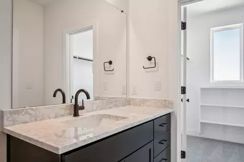 Bath - 122 Alvin Dr, Buda, TX 78610 photo 3 of 8