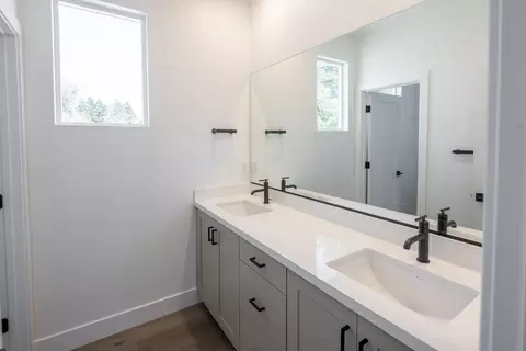 Bath - 159 Amanda Way, Windsor, CA 95492 photo 1 of 8