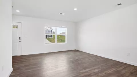 Living - 1002 Persimmon Holw, Greeneville, TN 37745 photo 3 of 4