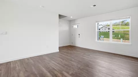 Living - 1002 Persimmon Holw, Greeneville, TN 37745 photo 4 of 4