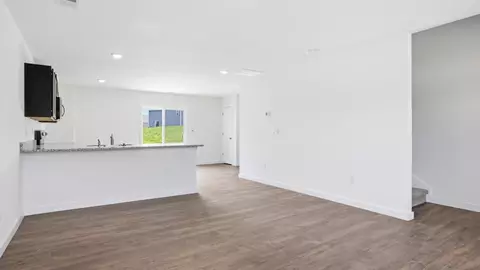 Living - 1002 Persimmon Holw, Greeneville, TN 37745 photo 2 of 4