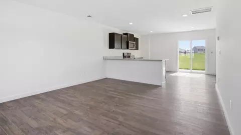 Living - 1002 Persimmon Holw, Greeneville, TN 37745 photo 1 of 4