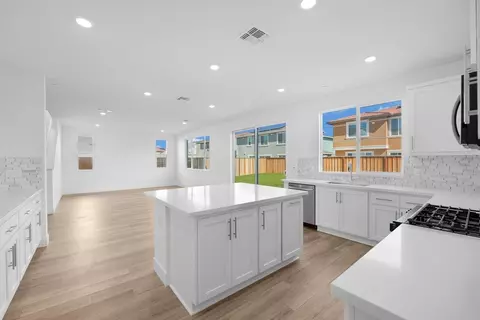 Kitchen - 2591 Beckett St, Tracy, CA 95377 photo 3 of 9