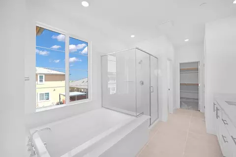 Bath - 2591 Beckett St, Tracy, CA 95377 photo 2 of 2
