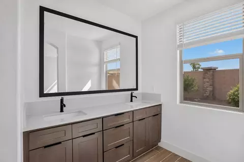 Bath - 1034 Granite Dr W, Madera, CA 93636 photo 1 of 4