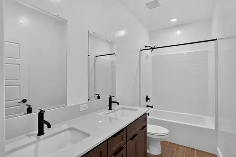 Bath - 1034 Granite Dr W, Madera, CA 93636 photo 3 of 4