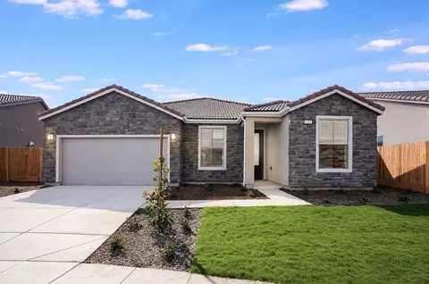 1034 Granite Dr W, Madera, CA 93636