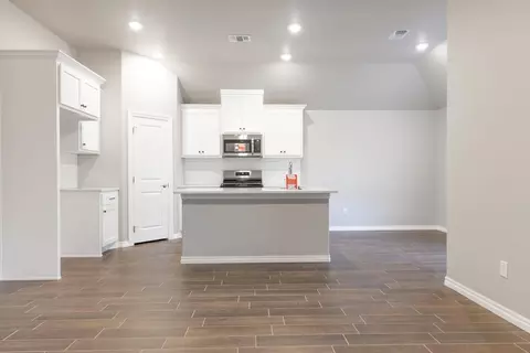 Living - 2800 Heather Hvn, Moore, OK 73160 photo 6 of 10