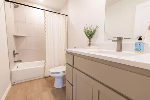 Bath - 2800 Heather Hvn, Moore, OK 73160 photo 1 of 13