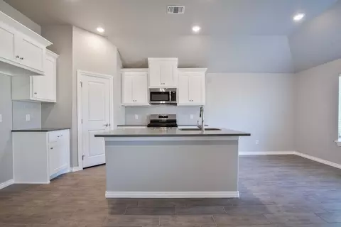 Kitchen - 2800 Heather Hvn, Moore, OK 73160 photo 8 of 15