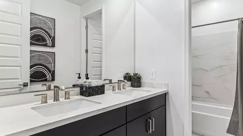 Bath - 9736 S 11th St, Phoenix, AZ 85042 photo 6 of 6