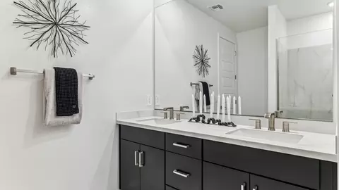 Bath - 9736 S 11th St, Phoenix, AZ 85042 photo 2 of 6