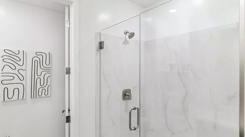Bath - 9736 S 11th St, Phoenix, AZ 85042 photo 5 of 6