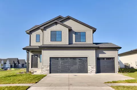 8206 Buckley Ct, Johnston, IA 50131