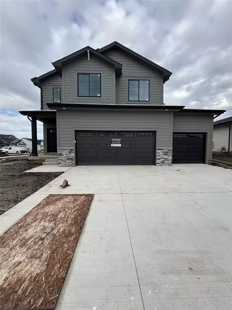 8206 Buckley Ct, Johnston, IA 50131