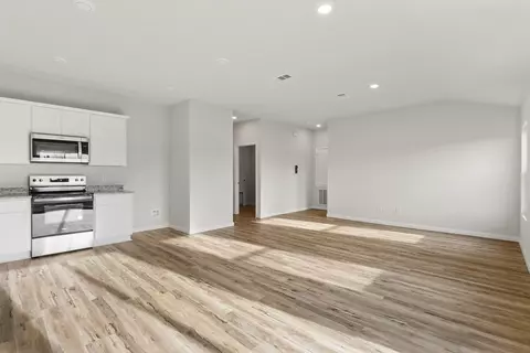 Living - 117 Irelyn Dr, Cleburne, TX 76031 photo 2 of 6