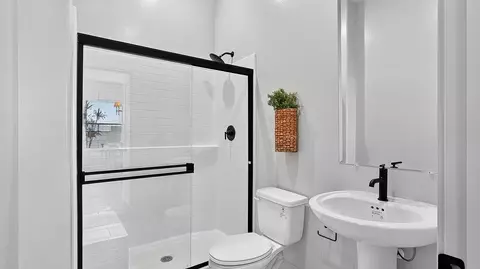 Bath - 965 Pinecrest Rd W, Madera, CA 93636 photo 2 of 5