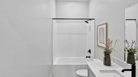 Bath - 965 Pinecrest Rd W, Madera, CA 93636 photo 3 of 5