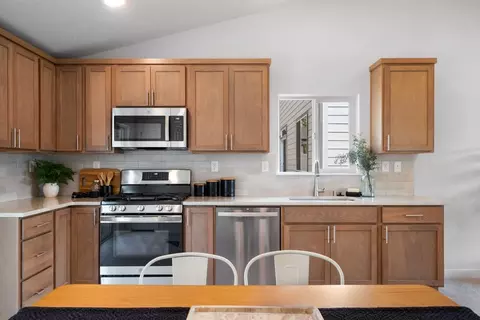 Kitchen - 109 Blantons Lp, Grandview, WA 98930 photo 2 of 3
