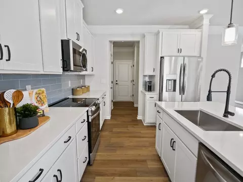 Kitchen - 548 E Standing Springs Rd, Simpsonville, SC 29680 photo 5 of 6