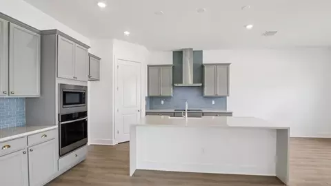 Kitchen - 8218 Golden Beach Ct, Parrish, FL 34219 photo 6 of 7