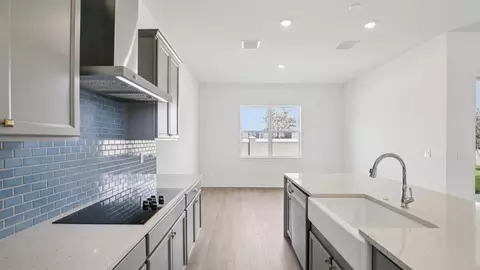 Kitchen - 8218 Golden Beach Ct, Parrish, FL 34219 photo 3 of 7