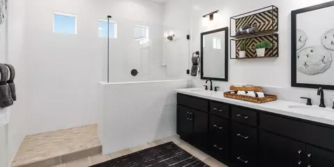 Bath - 972 W Dana Rd, Madera, CA 93636 photo 1 of 2