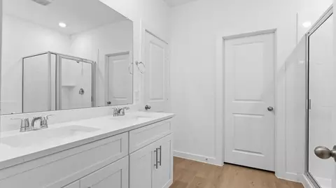 Bath - 1307 Angelfish Dr, Rosharon, TX 77583 photo 2 of 4