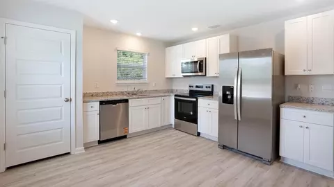 Kitchen - 3992 Oxford Ave, Chipley, FL 32428 photo 5 of 7