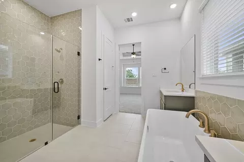Bath - 1673 Willow Bean Dr, Georgetown, TX 78633 photo 2 of 5