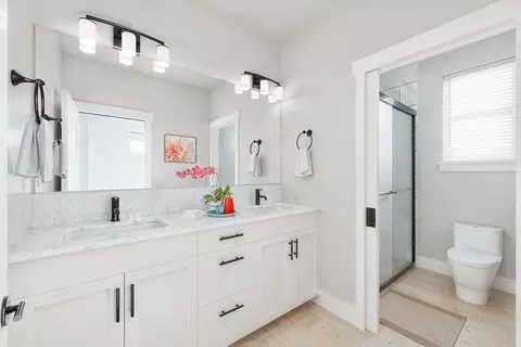 Bath - 1318 E Luna St, Newberg, OR 97132 photo 1 of 1