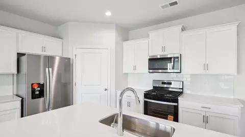 Kitchen - 2019 Moorside Ct, Lancaster, SC 29720 photo 3 of 8