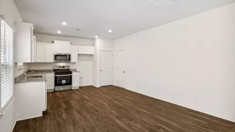 Living - 300 Cookie Loop, Johnson City, TN 37615 photo 2 of 5