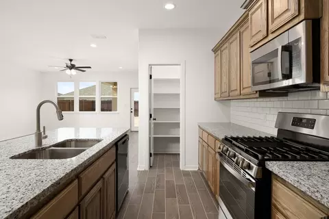 Kitchen - 2012 Sambar Loop, Laredo, TX 78045 photo 4 of 4