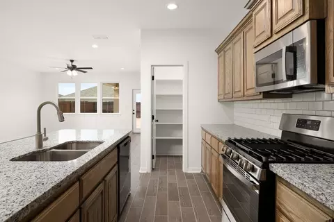 Kitchen - 2012 Sambar Loop, Laredo, TX 78045 photo 3 of 3