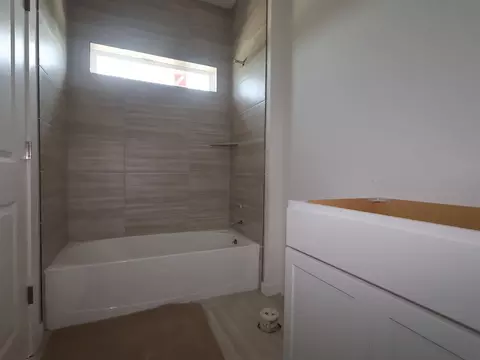 Bath - 261 Callahan Loop, Buda, TX 78610 photo 5 of 6