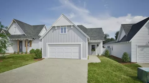 1043 Woodland Ln, Opelika, AL 36801