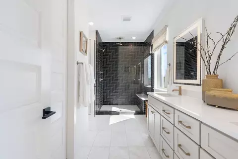 Bath - 12110 Cearley Dr, Austin, TX 78758 photo 4 of 5