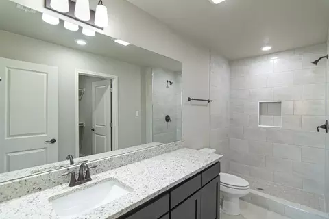 Bath - 6016 Servando Dr, Laredo, TX 78046 photo 1 of 2