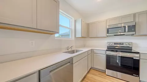 Kitchen - 4638 Hawthorn Ave, Parrish, FL 34219 photo 5 of 7