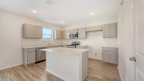 Kitchen - 4638 Hawthorn Ave, Parrish, FL 34219 photo 2 of 7