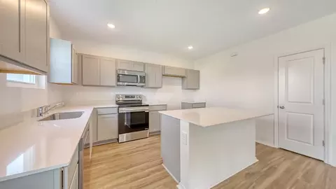 Kitchen - 4638 Hawthorn Ave, Parrish, FL 34219 photo 4 of 7