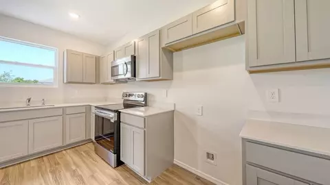 Kitchen - 4638 Hawthorn Ave, Parrish, FL 34219 photo 6 of 7