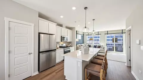 1155 Lakepointe Dr, Schaumburg, IL 60173