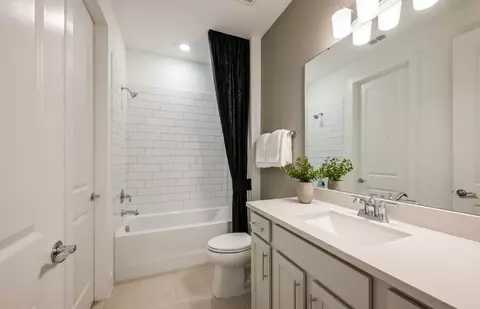 Bath - 8316 SW 46th Ave, Ocala, FL 34476 photo 3 of 5