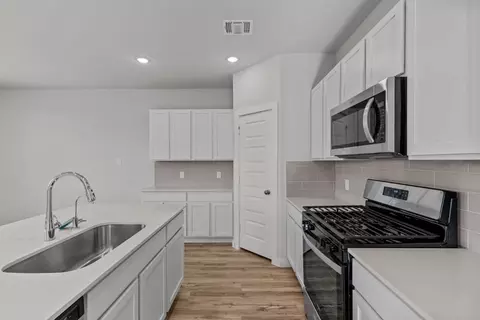 Kitchen - 5503 Franklin Hls, Von Ormy, TX 78073 photo 3 of 10